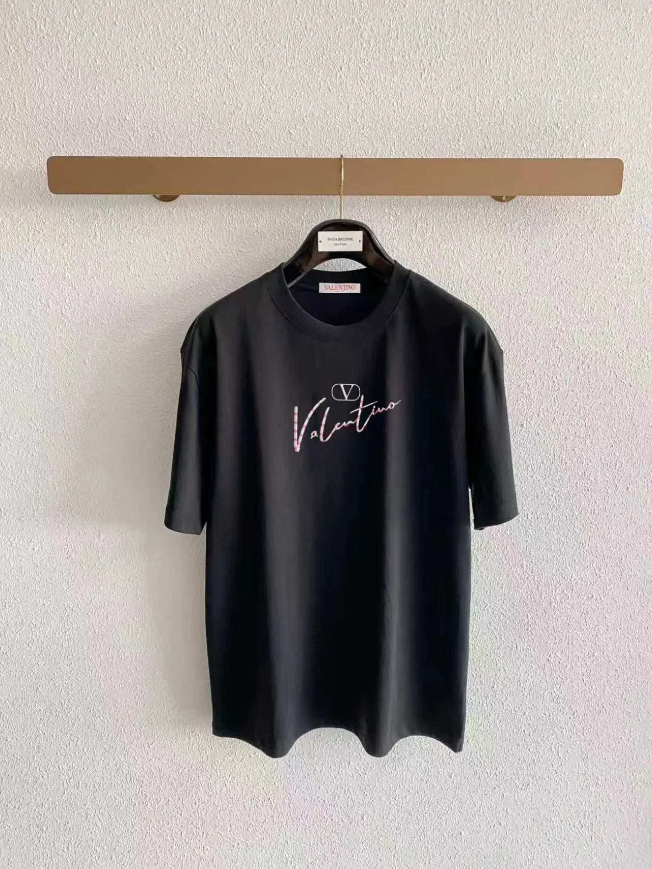 valentin/Valentin* Signature Intercolor Embroidery Spring and Summer New Arrival Double-sanded plain short-sleeved pure cotton fabric, differentiated from ordinary fabrics, tight yarns, long-lasting washing without deformation, slightly wide version of T-shirts for men and women Same style. Color: Black White Blue Gray Size: S (90-130 pounds) M (125-140 pounds) L (135-160 pounds) XL (160-180 pounds) XXL (180-210 pounds)